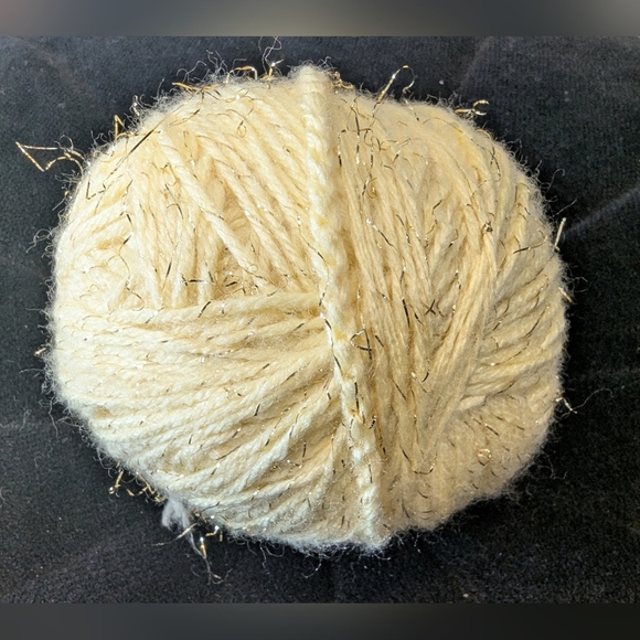 Yarn soft yellow with gold threads, 143 g. Vintage quality yarn - Picture 3 of 6